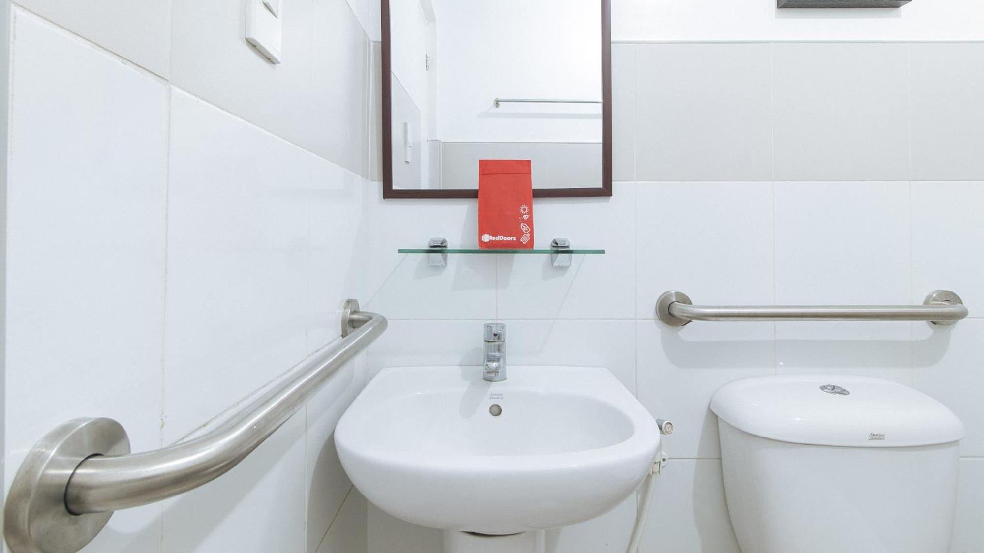 RedDoorz @ Melbourne Suites Makati Makati City Exterior foto