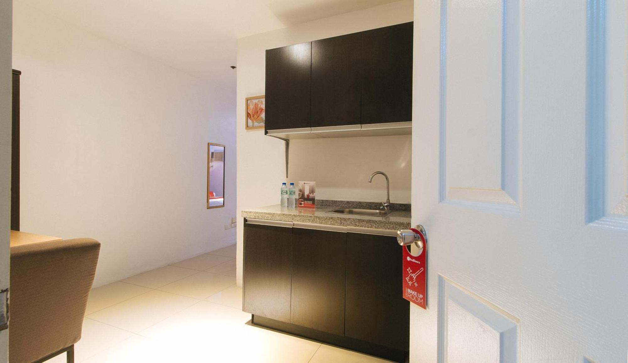 RedDoorz @ Melbourne Suites Makati Makati City Exterior foto